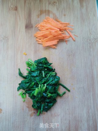 菠菜、胡萝卜饼的做法步骤：1