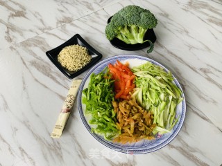 火麻油西兰花茎炒榨菜的做法步骤：1