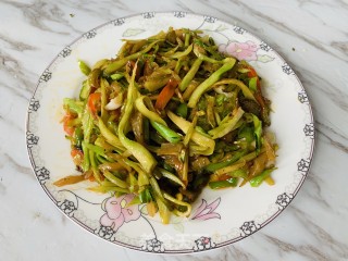 火麻油西兰花茎炒榨菜的做法步骤：2