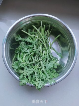 花生米拌茼蒿的做法步骤：1