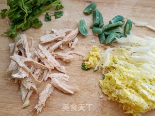 腊八蒜拌白菜鸡胸肉的做法步骤：2