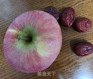 蒸苹果的做法步骤：1