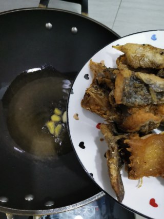 清炒咸鱼块的做法步骤：2