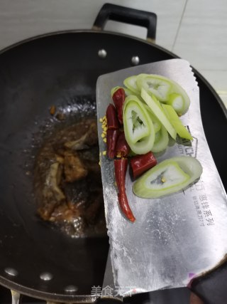 清炒咸鱼块的做法步骤：6