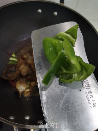 清炒咸鱼块的做法步骤：7