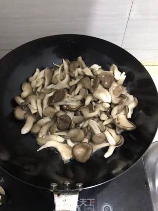 青椒炒平菇的做法步骤：2