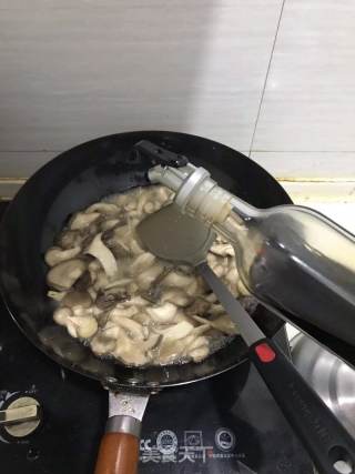 青椒炒平菇的做法步骤：3