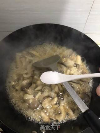 青椒炒平菇的做法步骤：5