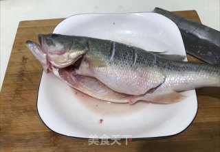 清蒸鲈鱼的做法步骤：1