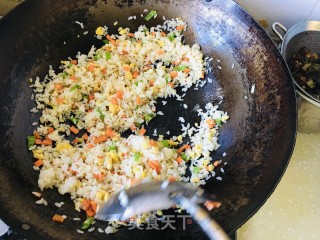 蛋炒饭的做法步骤：4