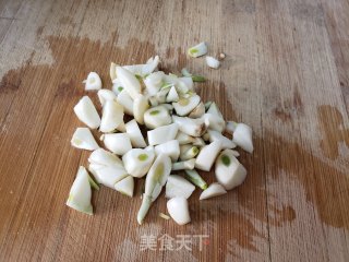 红萝卜炒菠菜的做法步骤：1