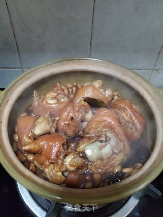 花生焖猪脚的做法步骤：6