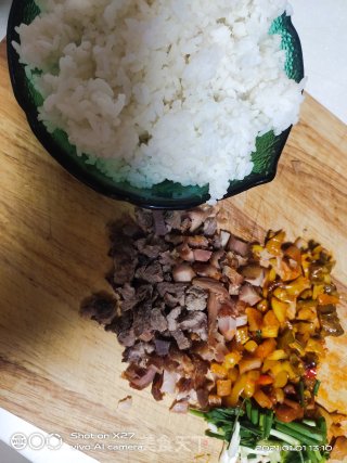 酸菜牛肉炒饭的做法步骤：1