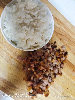 烤鸡腿肉炒饭的做法步骤：1