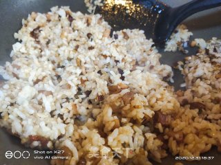 烤鸡腿肉炒饭的做法步骤：4