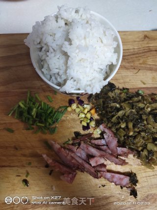 香肠葱香酸菜炒饭的做法步骤：1