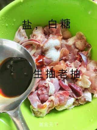 啫啫鸡煲的做法步骤：2