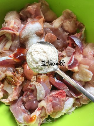 啫啫鸡煲的做法步骤：3