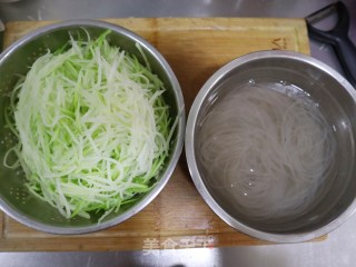 比肉还好吃的白萝卜粉条素包子（内附调馅方法）的做法步骤：3