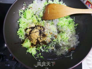 比肉还好吃的白萝卜粉条素包子（内附调馅方法）的做法步骤：7