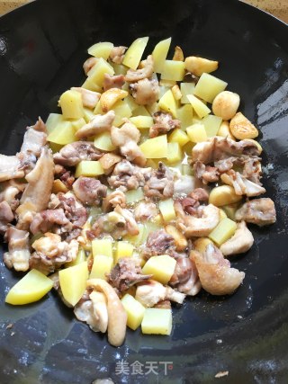 土豆烧鸡的做法步骤：8