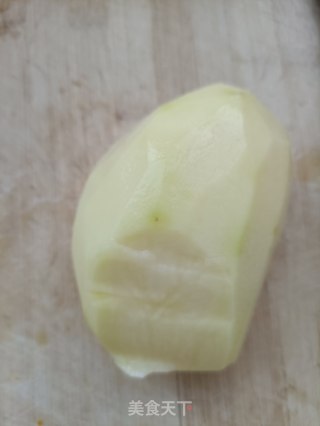土豆蒸腊肉的做法步骤：1