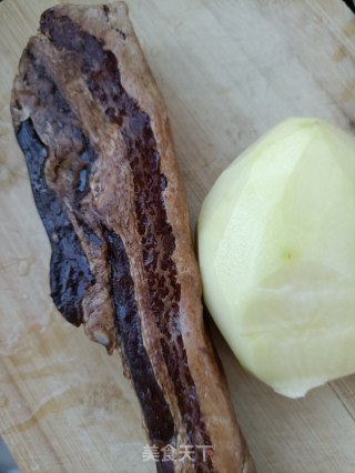 土豆蒸腊肉的做法步骤：2