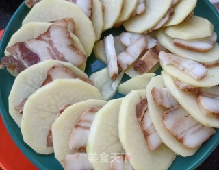 土豆蒸腊肉的做法步骤：4