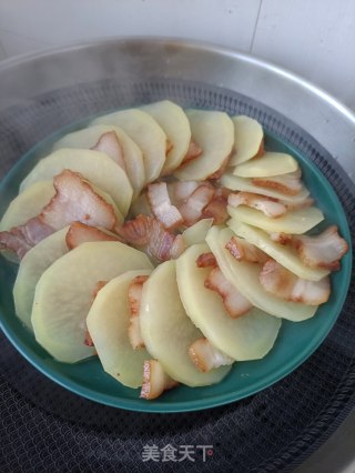 土豆蒸腊肉的做法步骤：6