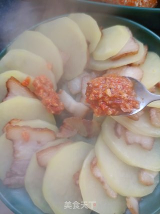 土豆蒸腊肉的做法步骤：7