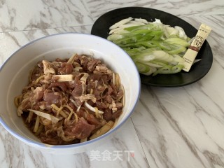 火麻油葱爆羊肉的做法步骤：1