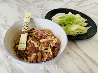 火麻油葱爆羊肉的做法步骤：2