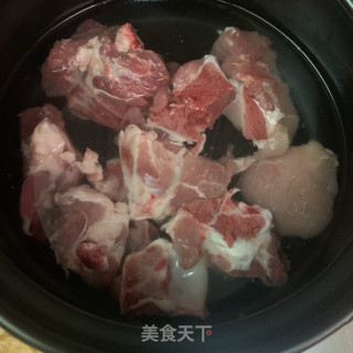 白萝卜煲干鱿龙骨汤的做法步骤：1