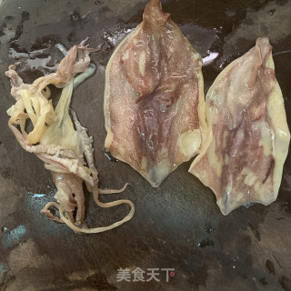 白萝卜煲干鱿龙骨汤的做法步骤：2