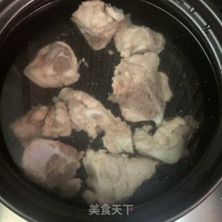 白萝卜煲干鱿龙骨汤的做法步骤：4