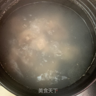 白萝卜煲干鱿龙骨汤的做法步骤：5
