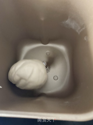 8寸什锦披萨的做法步骤：1