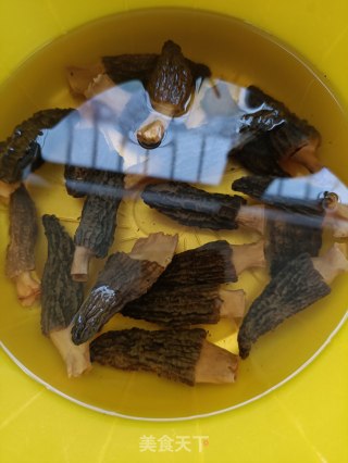 羊肚菌白菜炒腊肉的做法步骤：2