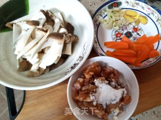 里脊肉炒杏鲍菇的做法步骤：1