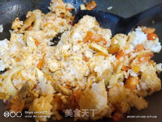 牛肉饼火腿西红柿炒饭的做法步骤：4