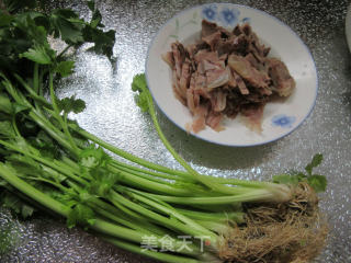 羊肉拌芹菜的做法步骤：1
