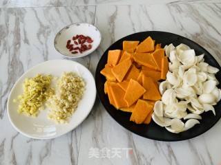 火麻仁南瓜炒百合的做法步骤：1