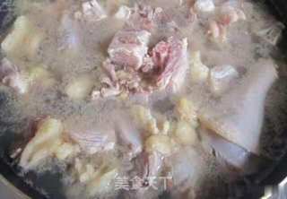 黄焖鸡的做法步骤：1