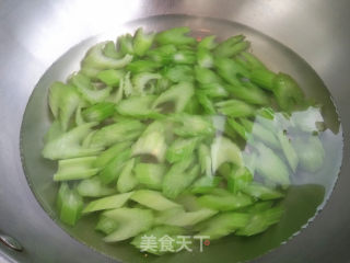 鹅蛋炒芹菜的做法步骤：3