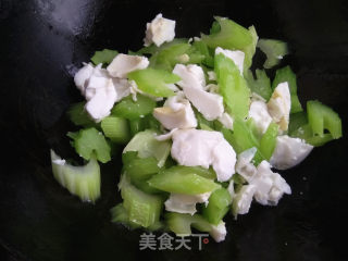 鹅蛋炒芹菜的做法步骤：5