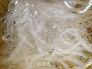银鱼西红柿炒鸡蛋的做法步骤：2