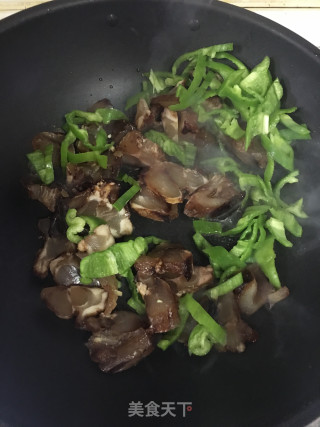 豆豉牛筋炒青椒的做法步骤：4