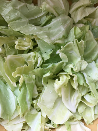 包菜虾皮汤的做法步骤：1