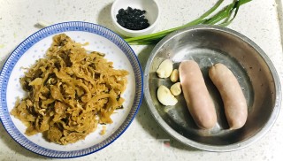 香肠炒菜干的做法步骤：1