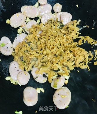 香肠炒菜干的做法步骤：5